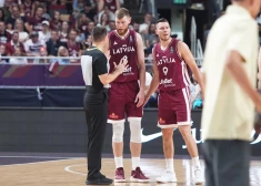 Divi no Latvijas basketbola izlases līderiem Dāvis (pa kreisi) un Dairis Bertāni.
