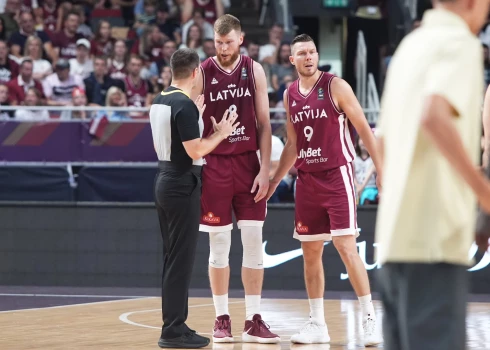 Divi no Latvijas basketbola izlases līderiem Dāvis (pa kreisi) un Dairis Bertāni.
