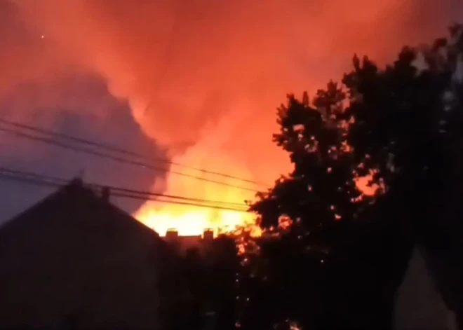 ВИДЕО: в воскресенье ночью потушен крупный пожар в Риге - в огне погибли домашние животные