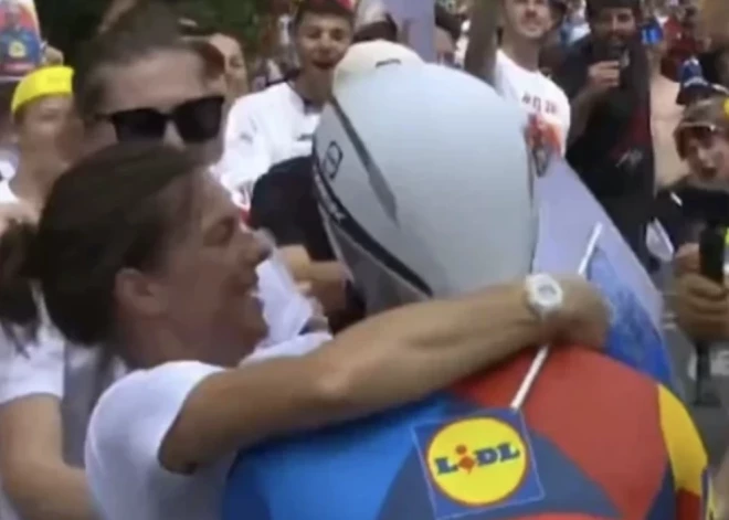 VIDEO: riteņbraucējs sodīts par "nepievilcīgu uzvedību" ar sievu "Tour de France" sacīkstēs