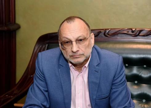 Žurnālists Edvīns Inkēns, pabijis politikā, pievērsās uzņēmējdarbībai. Taču daži viņa biznesi beigušies neveiksmīgi, turklāt ierauti tiesvedībās.