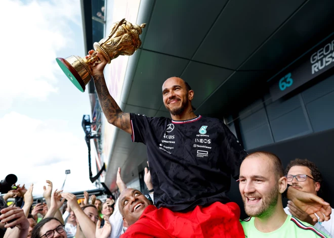 Hamiltons uzvar Lielbritānijas "Grand Prix" Silverstonā devīto reizi karjerā