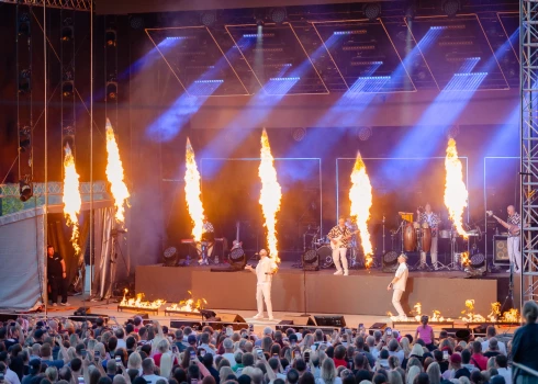 FOTO: ar grandiozu šovu savā jubilejas koncertā fanus Siguldas pilsdrupās priecē grupa "Musiqq"