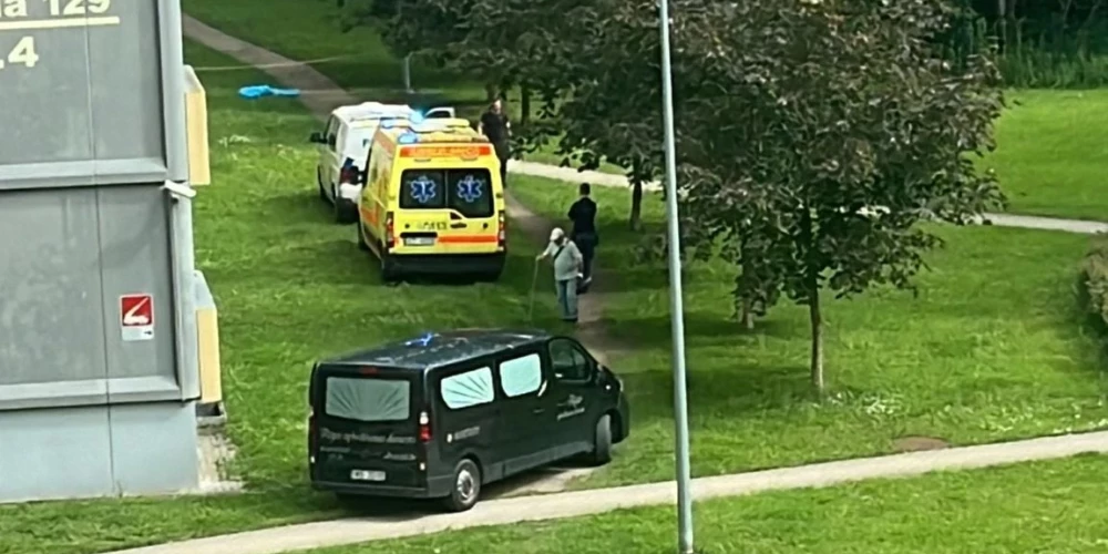 Notikuma vietā strādāja divas NMPD mediķu komandas.