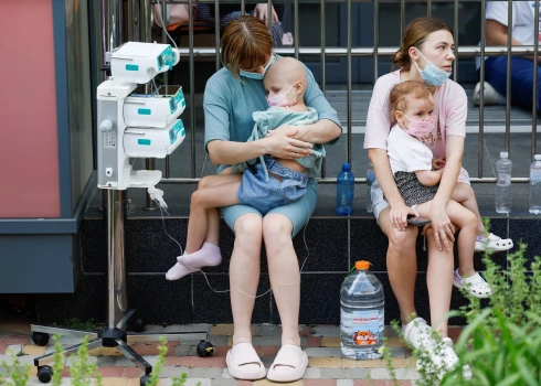Mirušie, asinis, bērnu asaras. Krievu okupantu raķešu uzbrukumā cietusi Kijivas bērnu slimnīca