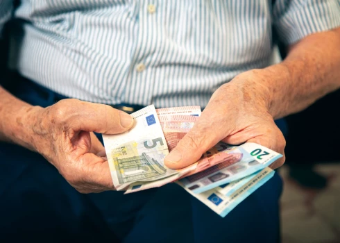 Минблаг против автоматического перерасчета пенсий латвийцев - вдруг кто-то не хочет ее увеличить