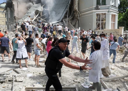 Glābēji meklē izdzīvojušos pēc Krievijas appgalvojuma "militārā objekta" — bērnu slimnīcas — gruvešos (foto: Scanpix / Reuters)