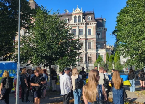 FOTO: Rīgā pie Krievijas vēstniecības protestē pret Krievijas armijas uzbrukumu bērnu slimnīcai Kijivā
