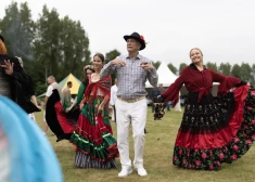 Ekskluzīvi FOTO: pagāniskas svinības, Vaikules dejas un čigānu ansamblis - tā šogad Jāņus svinēja miljonārs Jūlijs Krūmiņš