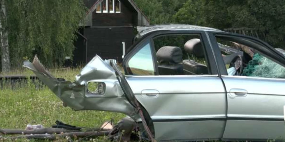Engures pagastā automašīna BMW nobrauca no ceļa un ietriecās kokā.