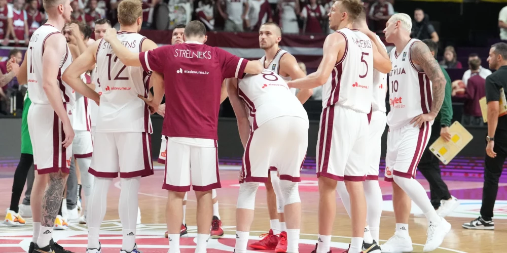 Latvijas basketbola izlases spēlētāji pēc zaudējuma Brazīlijai.