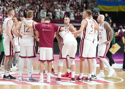 Latvijas basketbola izlases spēlētāji pēc zaudējuma Brazīlijai.