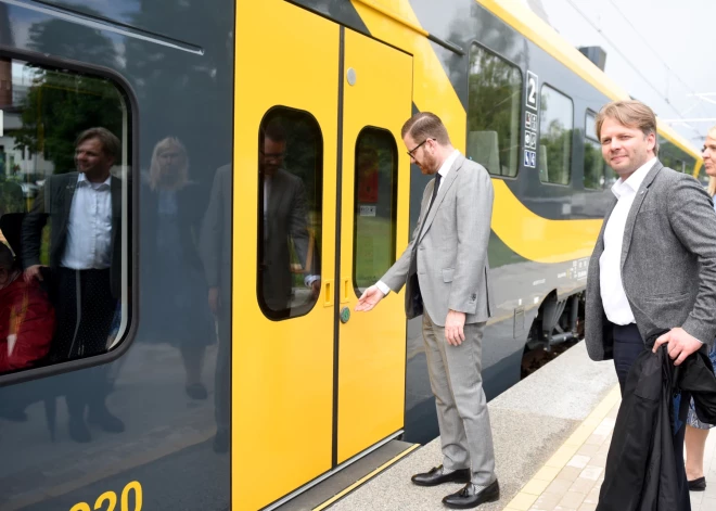 Iekāpt jaunajā elektrovilcienā - neiespējamā misija. "Latvijas Dzelzceļš" komentē, kad gaidāmi uzlabojumi