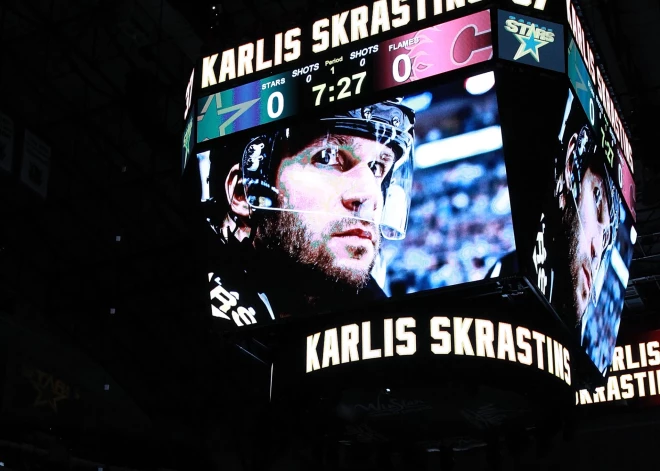 Kārļa Skrastiņa piemiņas brīdis viņa pēdējā NHL kluba Dalasas "Stars" arēnā 2012. gadā