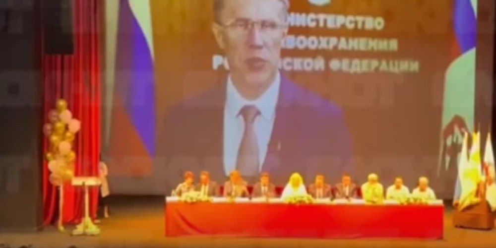 Ministrs Mihails Muraško runā, bet pēc mirkļa klātesošos gaidīs pārsteigums (ekrānuzņēmums no "X")