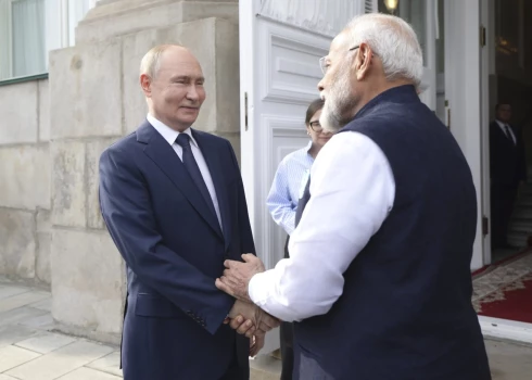 Indijas premjerministrs Narendra Modi draudzīgi sarokojas ar Krievijas diktatoru Vladimiru Putinu