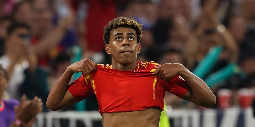 Lamins Jamals ir dzimis 2007. gada 13. jūlijā Katalonijā (Spānijā). Viņa tēvs ir Marokas izcelsmes, bet māte - no Ekvatoriālās Gvinejas. Jamalam pieder vairāki fantastiski rekordi — viņš ir visjaunākais spēlētājs un vārtu guvējs Spānijas izlases vēsturē (16 gados), visjaunākais spēlētājs (15 gados) un vārtu guvējs (16 gados) grandu "Barcelona" vēsturē, kā arī jaunākais vārtu guvējs Spānijas līgas vēsturē (16 gados), kā arī jaunākais vārtu guvējs Eiropas čempionāta maču vēsturē, gūdams vārtus 16 gadu un 362 dienu vecumā.