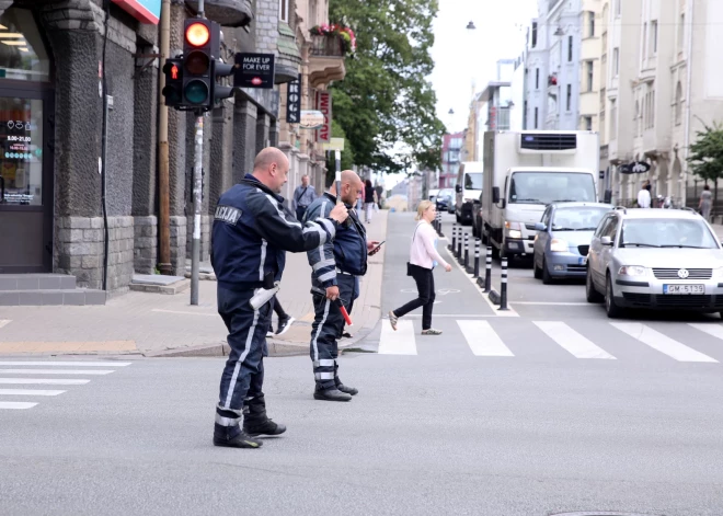 Ministrs skaidro, kāpēc Latvija paliek bez policistiem