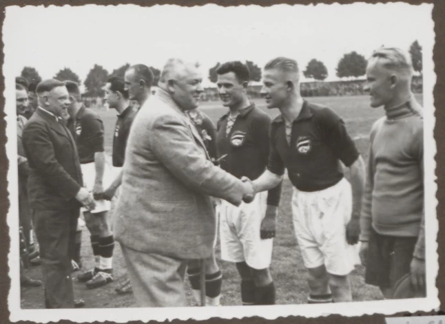 Kārlis Ulmanis nebija liels futbola fans, tomēr uz izlases spēlēm reizēm ieradās. Arī uz maču Latvija-Igaunija, kas Rīgā notika 1935. gada vasarā. Uz to viņu pavadīja Ministru prezidenta biedrs Marģers Skujenieks (pa kreisi). 