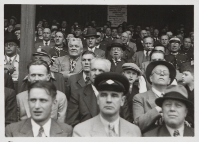 Kārlis Ulmanis no tribīnēm vēro latviešu un igauņu futbola maču.