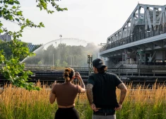 VIDEO: Ņujorkas tilts pēc pārkaršanas iesprūst un paliek vaļā
