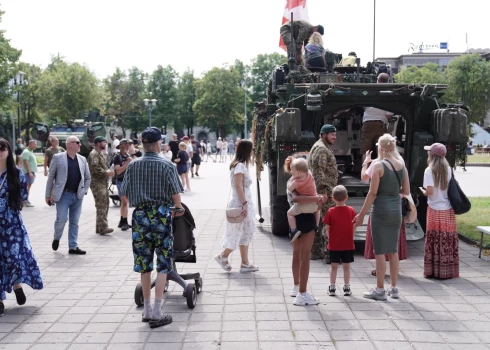 FOTO: ļaudis Esplanādē ar interesi pēta militāro tehniku Latvijas armijas 105. gadadienas svinībās