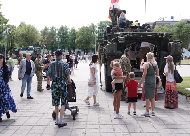 Ļaudis ar interesi vēro militāro tehniku Esplanādē (foto: Mārtiņš Ziders)