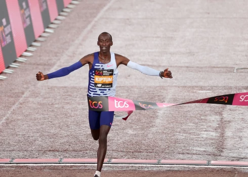 Kiptums Čikāgā labo pasaules rekordu maratonā