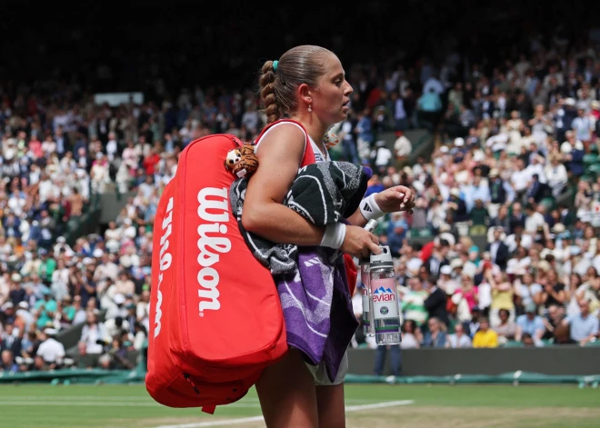 Ostapenko Vimbldonas ceturtdaļfinālā zaudē gan vienspēlēs, gan dubultspēlēs