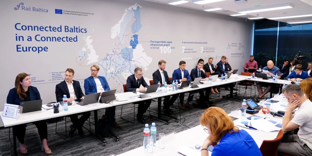 "Boston Consulting Group" projektu vadītājs Csaba Bakoss (Csaba Bakos) (no kreisās), "Boston Consulting Group" rīkotājdirektors un partneris Felikss Reševskis (Felix Reszewski), AS "RB Rai" Programmu vadības direktors un valdes loceklis Tjerī Busijons (Thierry Boussillon), AS "RB Rail" valdes priekšsēdētājs, izpilddirektors Marko Kivila, "Rail Baltic Estonia OÜ" Tehniskais direktors Rašids Pulatovs (Rašid Pulatov), SIA "Eiropas Dzelzceļa līnijas" valdes priekšsēdētājs Ēriks Diļevs un "Rail Baltica" Koordinācijas departamenta direktors, AB "Lietuvos geležinkeliai" pārstāvis Arenijs Jackus (Arenijus Jackus) piedalās pasākumā, kuras laikā "Rail Baltica" iepazīstina ar atjaunotās izmaksu un ieguvumu analīzes rezultātiem.