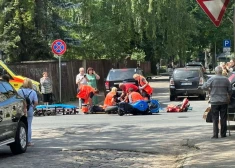 ДТП в Агенскалнсе: мотоциклиста доставили в больницу, внедорожник остался с помятыми дверями