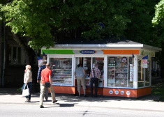 Tukumā kravas auto uzbrauc "Narvesen" kioskam
