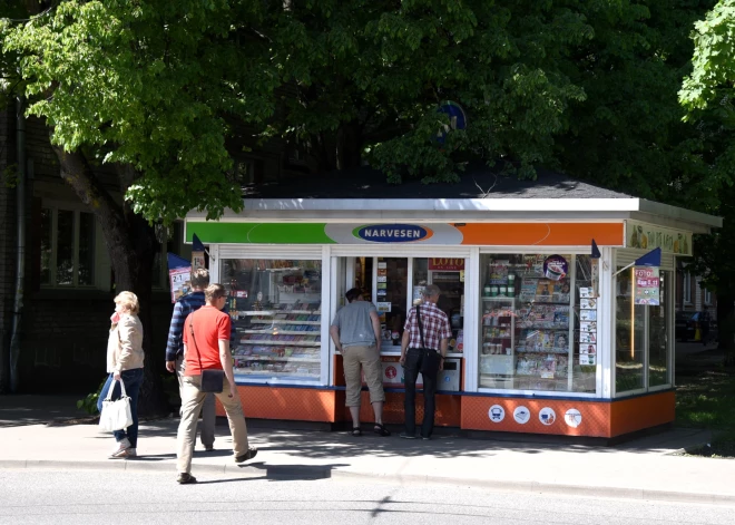 Tukumā kravas auto uzbrauc "Narvesen" kioskam