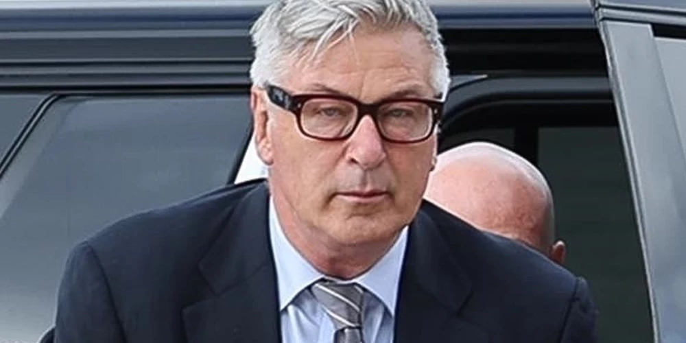 Алек Болдуин прибывает в суд.