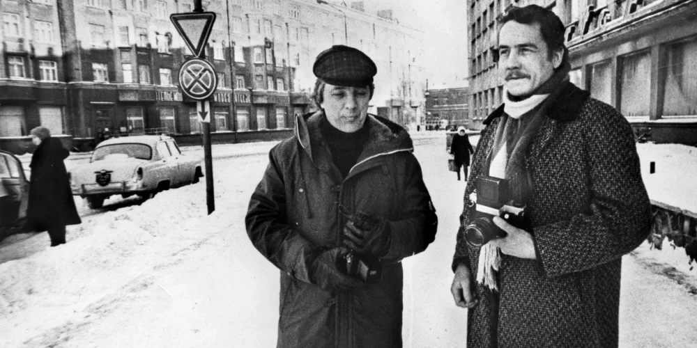 Uldis Briedis (pa labi) ar Raimondu Paulu Liepājā. Leģendārā fotogrāfa darbos mūžam ir saglabāti spilgti mirkļi, kas viņa laikabiedriem atgādinās, bet citiem - ļaus izjust tā laika Latviju.