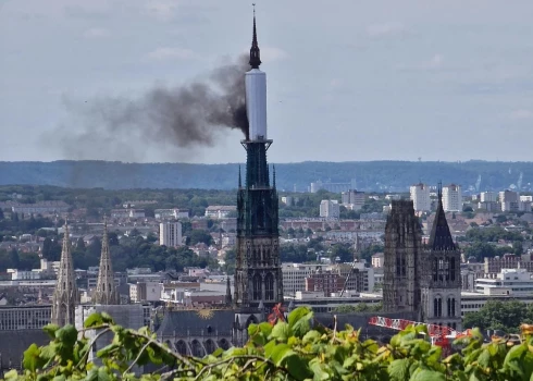 Ruānas katedrālē Francijā izcelies ugunsgrēks
