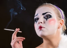 Teātra aktierus lūdz izrādēs nesmēķēt: Veselības ministrija aicina radoši izpausties citādi
