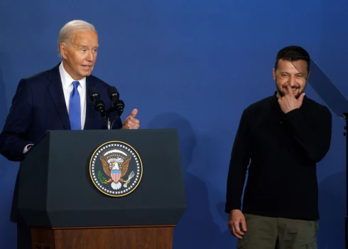 Džo Baidens ar Volodimiru Zelenski preses konferencē, kad notika neveiklā pārteikšanās (foto: Scanpix / EPA)