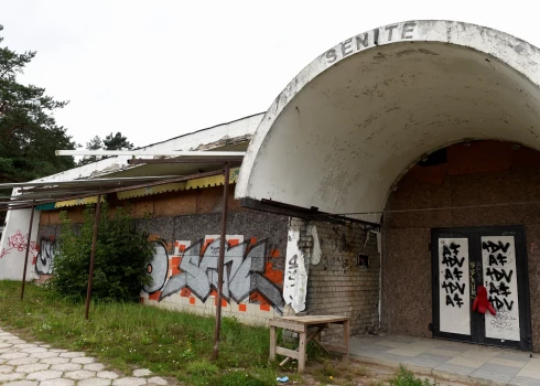 Kādreizējais restorānu komplekss "Sēnīte" Vidzemes šosejas malā.