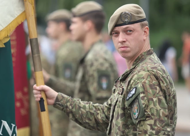 Piektdien, 12. jūnijā, laukumā pie Brīvības pieminekļa jaunie karavīri, kuri sekmīgi pabeiguši apmācību pirmo posmu, deva zvērestu.