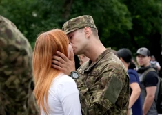 VIDEO; FOTO: jaunie karavīri pie Brīvības pieminekļa dod zvērestu