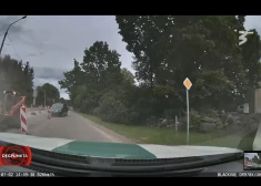 VIDEO: Baldonē motociklists pamatīgā žvingulī traucas uz 140 km/h un bēg no policijas

