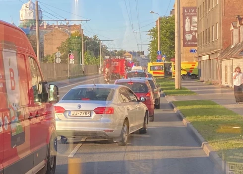 VIDEO: vairāku auto avārija uz Aleksandra Čaka ielas Rīgā daļēji bloķējusi satiksmi