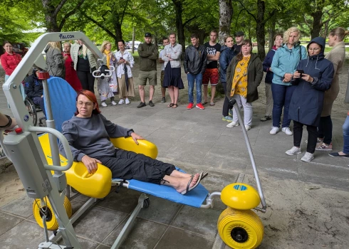 Pērnavas pludmalē ar īpašu ratiņkrēslu var izbraukt loku pa jūru. Tāda iespēja būs arī Carnikavā un Apšuciemā. 