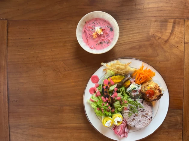 Kafejnīcā tālajā Japānā pasniedz auksto zupu, saimnieces Norie mīļāko latviešu ēdienu.