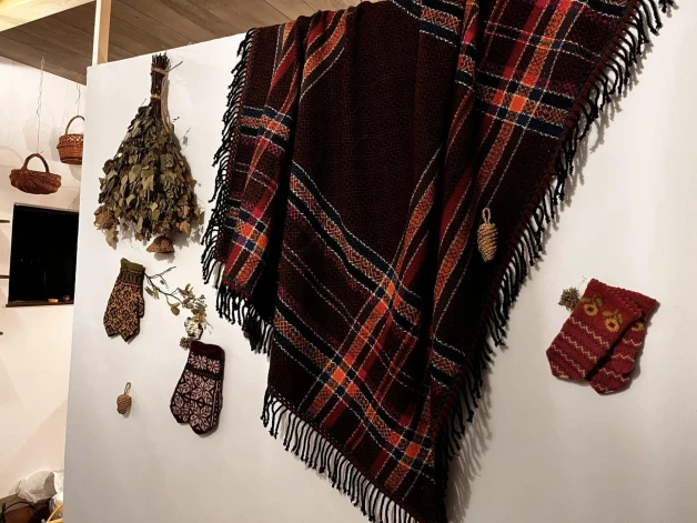 Interjeru rotā dūraiņi un lakats no Latvijas.