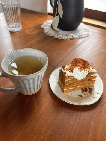 Latviešu zāļu tēja un Japānā tapusi meduskūka.