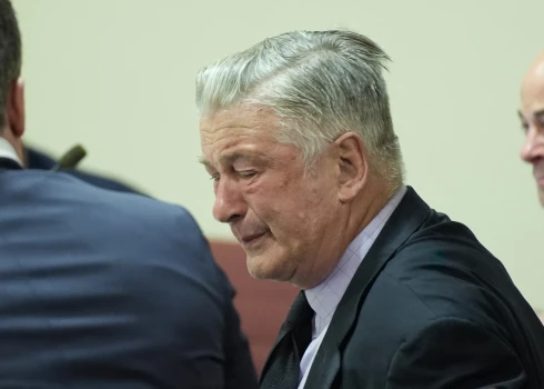 Алек Болдуин слушает вердикт суда.