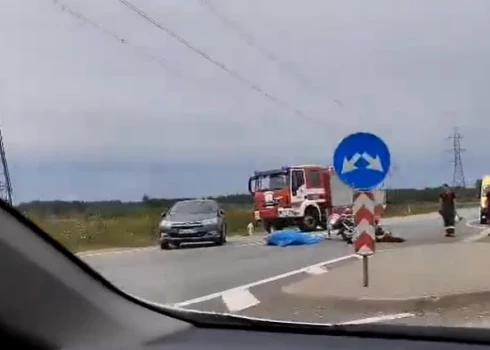 VIDEO: Traģiska autoavārija uz Ventspils šosejas - bojā gājis motociklists