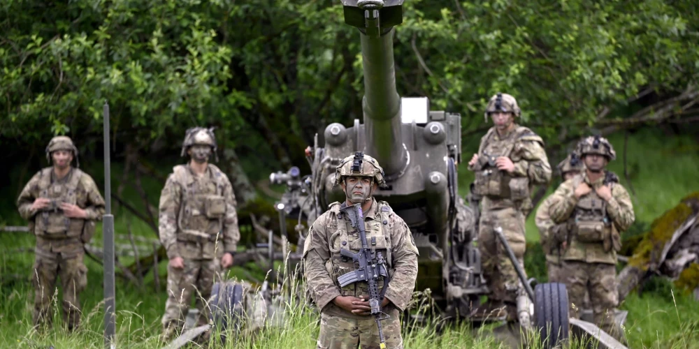 NATO karavīri militārajās mācībās.